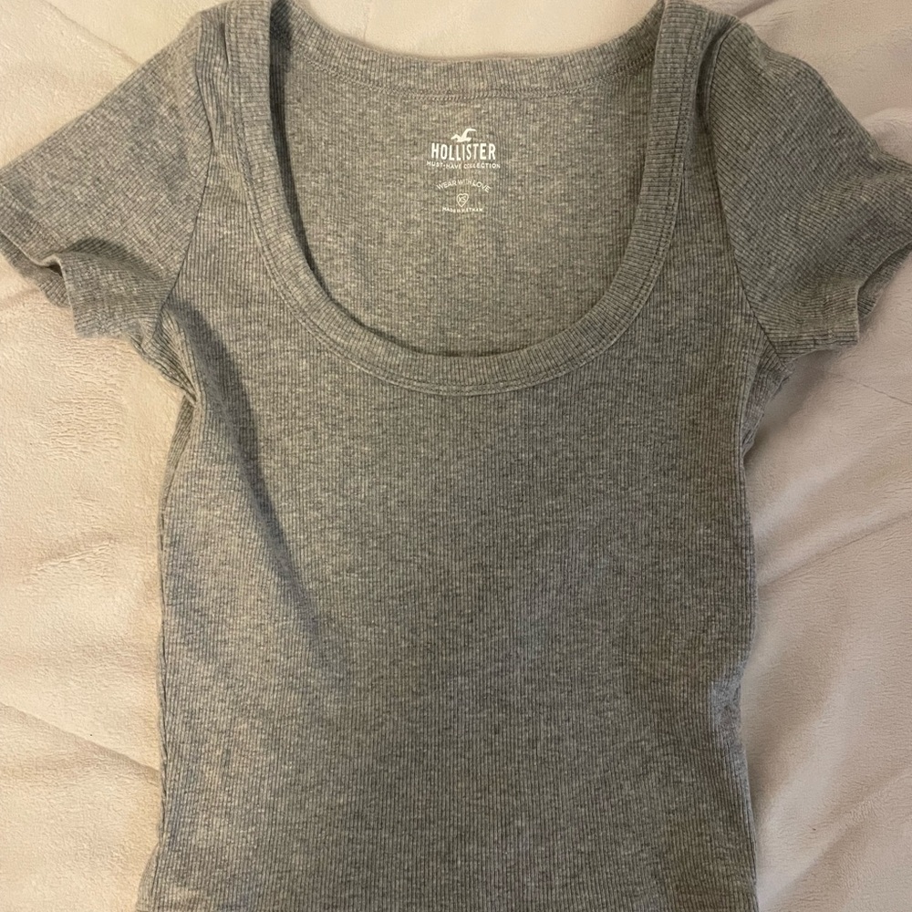 Hollister Women's Short Sleeve Gray Tee